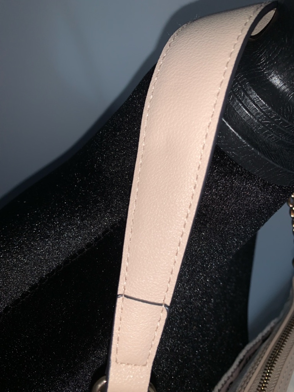 ๐- Juicy Couture Soft White Shoulder Bag with Gold Embroidered Crest - Picture 6 of 14